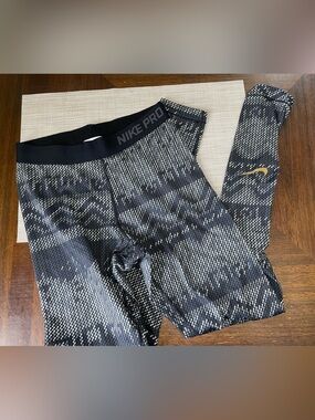 Nike Pro Women’s Leggings Small Black Gray Pattern Compression Workout Athletic